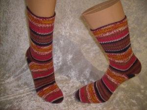 ein Paar maschinengestrickter Socken, Mustersocken, Strümpfe Größe 39/40