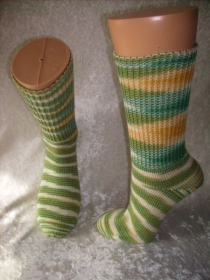 ein Paar maschinengestrickter Socken, Mustersocken, Strümpfe Größe 39/40  