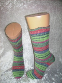 ein Paar maschinengestrickter Socken, Mustersocken, Strümpfe Größe 38/39