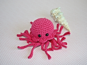 Die kleine gehäkelte Meduse aus Bio-Baumwolle  Handarbeit  Farbe: pink