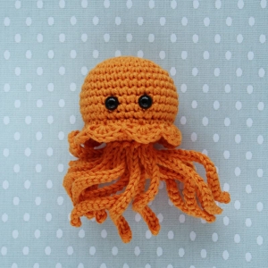 Die kleine gehäkelte Meduse aus Bio-Baumwolle  Handarbeit  Farbe: orange