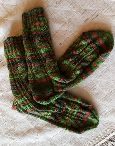 Handgestrickte grüne Socken aus hochwertiger Wolle mit dekorativem Muster 4584.180710.111538_img_20180710_113423