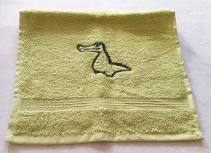   kuschelweiches Handtuch  bestickt mit kleinen Tieren, Blickfang für jedes Bad, reine Baumwolle,grün mit einem Krokodil - Handarbeit kaufen