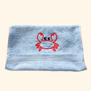   kuschelweiches Handtuch  bestickt mit kleinen Tieren, Blickfang für jedes Bad, reine Baumwolle,hellblau mit einem Krebs - Handarbeit kaufen