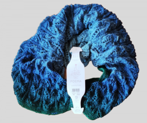 handgestricktes Tuch für den Herbst, blaue Farbverlaufswolle,dekoratives Muster - Handarbeit kaufen