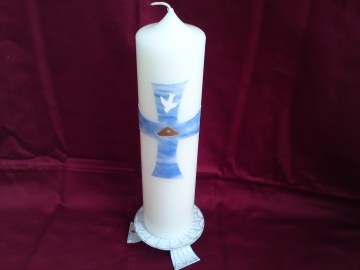 Taufkerze mit blauem Kreuz und christlichen Symbolen