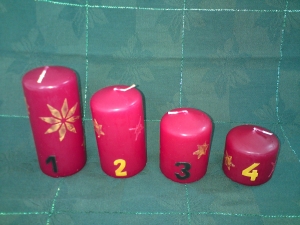 Vier handbemalte Adventskerzen mit Sternen und Zahlen Weihnachtskerzen Kerzen