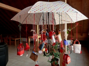 Adventskalender Schirm mit diversenTäschchen, Rucksack und Netz  - Handarbeit kaufen