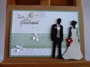 Edle Hochzeitskarte mit Brautpaar und Spitze, Perlen und Blüten 