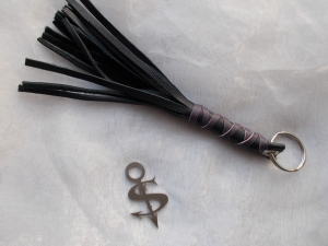 Schlüsselanhänger Schmuckanhänger Schlüsselring echt Leder ♥ Little Whip schwarz violett - Handarbeit kaufen