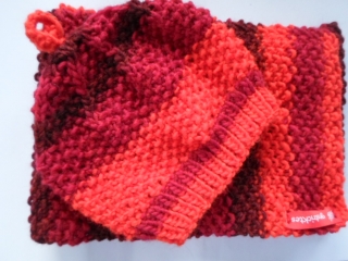 Mütze und Schal in Rottönen für Kinder - Handarbeit kaufen