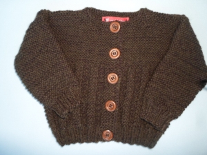Gr. 80/86 Strickjacke fürs Baby in Farbe braun, kuschelig weich  aus hochwertigem Wollgemisch - Handarbeit kaufen