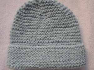 Mütze für einen Kopfumfang bis 50 cm in hellblau aus edlem Garn kraus rechts handgestrickt - Handarbeit kaufen