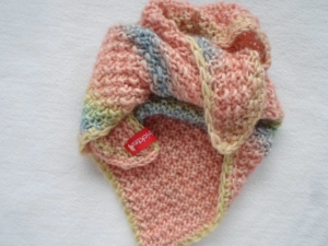 Babyhalstuch in pastell im groben Permuster aus reiner Baumwolle handgestrickt - Handarbeit kaufen