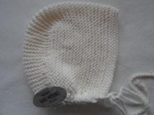 Mütze in Haubenform in der Farbe naturweiß aus kuschelig weicher Merinowolle kraus rechts handgestrickt - Handarbeit kaufen