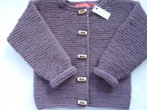 Gr. 86/92 Strickjacke für Kinder in der Trendfarbe mauve (dunkerosenholz) aus strapazierfähiger Wolle kraus rechts handegstrickt - Handarbeit kaufen