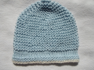 Gr.62/68 Babymütze in hellblau mit naturfarbenem Rand aus reiner Baumwolle handgestrickt - Handarbeit kaufen