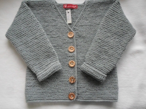 Gr.110/116 Strickcardigan für Kinder mit V-Ausschnitt in grau aus strapazierfähiger Wolle kraus rechts handgestrickt - Handarbeit kaufen