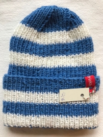 Mütze für den Fußballfan in blau und weiß gestreift aus strapazierfähiger, maschinenwaschbarer Wolle handgestrickt - Handarbeit kaufen