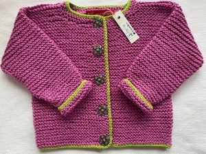 Gr.80/86 Babyjacke im Trachtenstil in erika/pink mit grasgrünem Rand aus reiner Baumwolle kraus rechts handgestrickt - Handarbeit kaufen