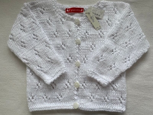 Gr.86/92 Sommerstrickjacke mit Lochmuster in weiß aus reiner, hautfreundlicher Baumwolle handgestrickt - Handarbeit kaufen