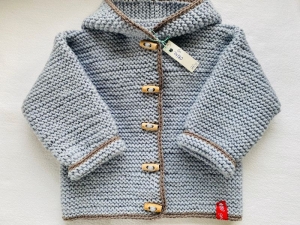 Gr.74/80 Babystrickjacke mit Kapuze in der Farbe graublau mit taupefarbenem Rand aus strapazierfähigem Wollgemisch kraus rechts handgestrickt - Handarbeit kaufen