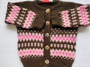Gr.98/104 Strickjacke für kleine Mädchen in braun mit Einstrickmustern in Rosetönen aus strapazierfähiger Wolle handgestrickt - Handarbeit kaufen