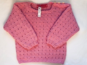 Gr.86/92 Mädchenpullover in rosapink aus weicher, hautfreundlicher, reiner Baumwolle mit Lochmuster handgestrickt - Handarbeit kaufen