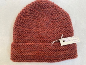 Mütze in altrosa ziegelrot aus weichem Wollmischgarn kraus rechts handgestrickt - Handarbeit kaufen
