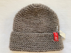 Mütze für größere Kinder und Erwachsene in graubraun (taupe) aus weichem Wollgarn kraus rechts handgestrickt - Handarbeit kaufen