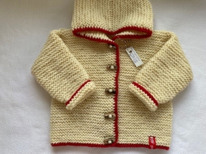 Gr.68/74 Babyjacke Klassiker in naturweiß mit rotem Rand aus strapazierfähiger Wolle kraus rechts handgestrickt - Handarbeit kaufen