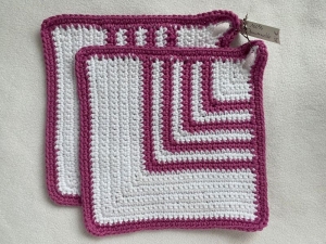 Topflappen in weiß und pink gestreift aus reiner Baumwolle gehäkelt - Handarbeit kaufen