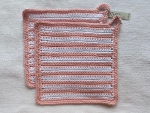 Topflappen in rosa und weiß gestreift aus reiner Baumwolle gehäkelt - Handarbeit kaufen