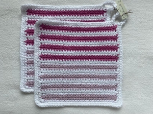 Topflappen in rosa.weiß und pink gestreift aus reiner Baumwolle gehäkelt