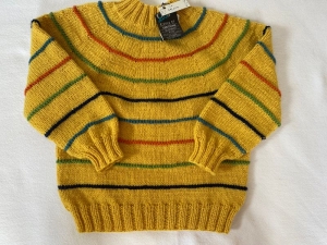 Gr.98/104 Kuschelweicher Kinderpullover mit Rundpasse in gelb mit bunten Streifen aus einem Wollgemisch mit Kaschmir handgestrickt - Handarbeit kaufen