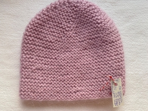 Kindermütze in rosa ohne Aufschlag aus reiner Wolle kraus rechts handgestrickt - Handarbeit kaufen