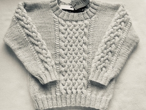Gr.86/92 Kinderpullover in naturweiß mit Zopfmustern aus reiner Wolle mit Alpaka handgestrickt - Handarbeit kaufen