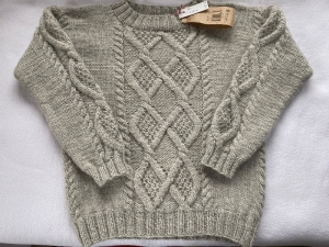 Gr.116/122 Pullover in beigegraumelange mit Aaranmuster aus reiner Wolle mit Alpaka handgestrickt - Handarbeit kaufen