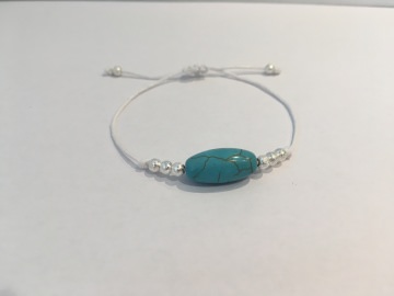 Filigranes Armband in weiß mit Türkis-Stein und silberfarbenen Perlen - Handgefertigt