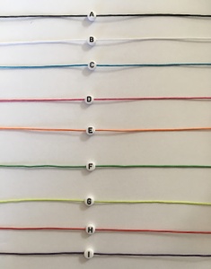 Klassisches Makrameearmband mit indivuduellen Schmuckverbindern und in vielen Farben