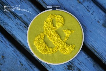Stickrahmen mit handbestickter Baumwolle / &-Motiv in Gelbgrün ♥