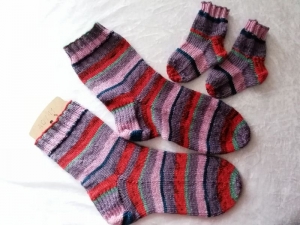 Socken gestrickt für Mama und Baby, Größe 40/41 und Neugeboren, Geschenk zur Geburt   