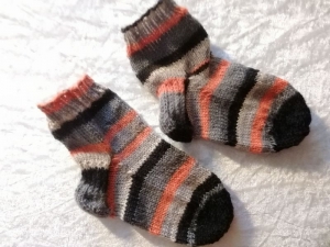 Fröhlich bunte Kinder Socken, gestrickte Kindersocken, Größe 23/24, Stricksocken Kleinkind  - Handarbeit kaufen