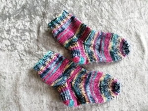 Fröhlich bunte Kinder Socken, gestrickte Kindersocken, Größe 23/24, Stricksocken Kleinkind   - Handarbeit kaufen