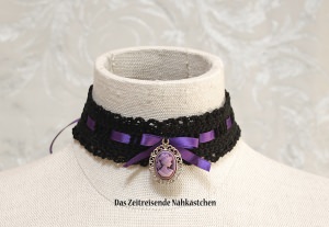 Halsband mit Kamee, Spitze, gehäkelt, schwarz-lila