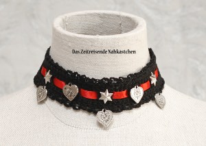 Halsband mit Herzchen, Spitze, gehäkelt, schwarz-rot