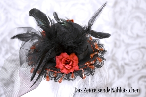 Victorianischer Mini-Hut, schwarz-rot, mit Federn, Glitzersteinen und Rosen, Gothic, Lolita