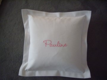 Baby-Kinder-Namenskissen bestickt mit Pauline in rosa auf weißem Baumwollsatin jetzt kaufen
