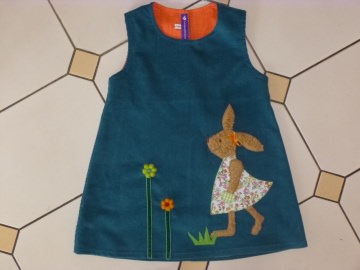 Handgemachtes Kinderkleid *Häschen* aus Cordstoff mit Applikation