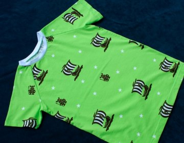 Shirt WIKINGER grün für Jungen Gr.116 Kurzarm Baumwolle Jersey Sterne frech Sommer handgenäht - Handarbeit kaufen